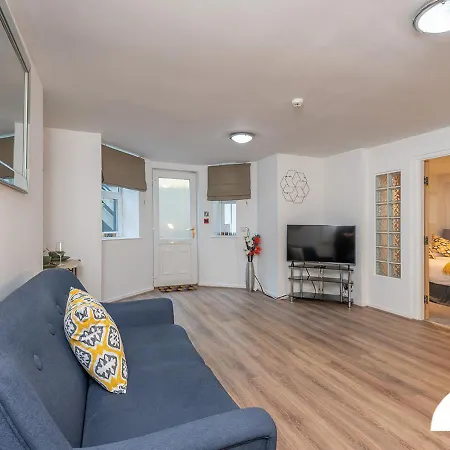 Luke Stays - Harrogate Road Apartment