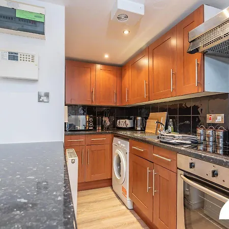 Luke Stays - Harrogate Road Apartment Leeds (West Yorkshire)