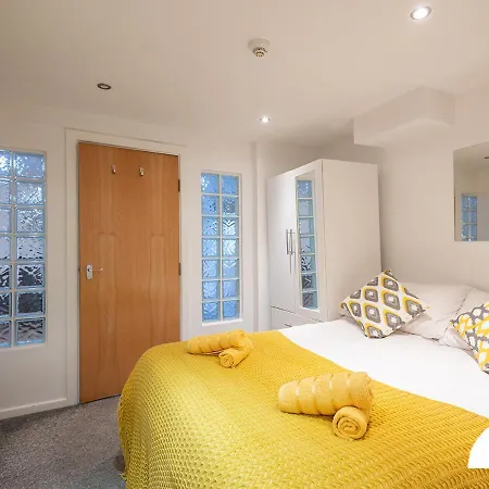 Luke Stays - Harrogate Road * Leeds (West Yorkshire)