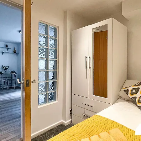 Luke Stays - Harrogate Road Apartment Leeds (West Yorkshire)