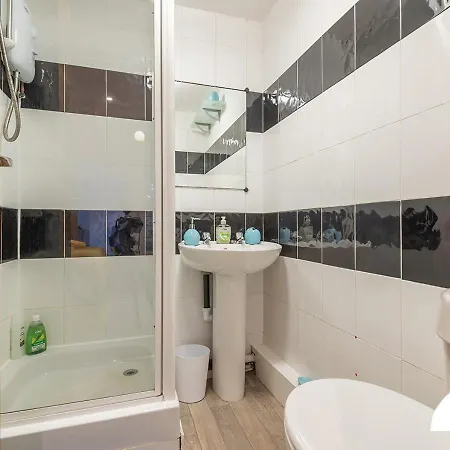 Luke Stays - Harrogate Road Apartment