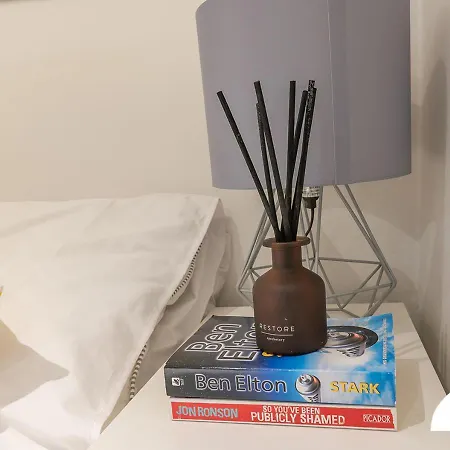 Luke Stays - Harrogate Road Apartment Leeds (West Yorkshire)